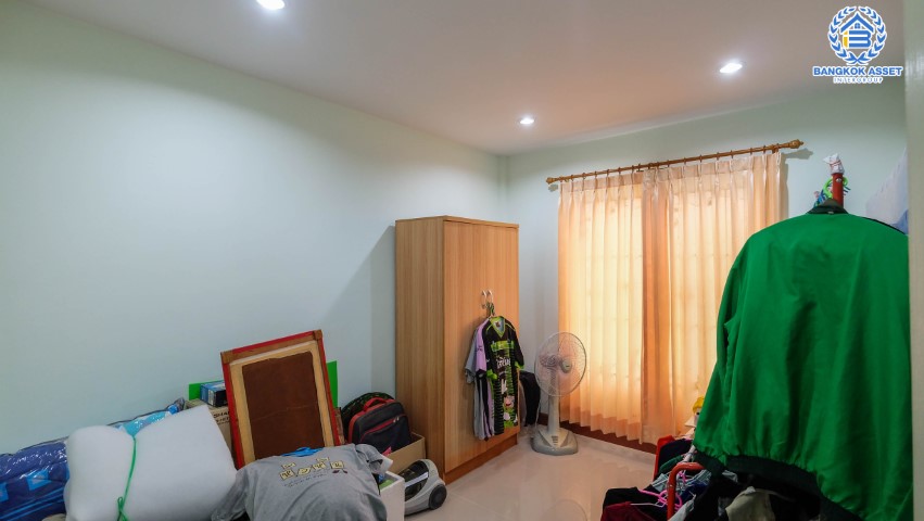 ****ทาวน์เฮ้าส์มือสองย่านนนทบุรี ม. บัวทองธานี 17 กาญจนาภิเษก บนเนื้อที่ 18 ตร.ว. ฟังก์ชัน 3 ห้องนอน 2 ห้องน้ำ 1 ที่จอดรถ บ้านพร้อมอยู่ บนทำเลเดินทางสะดวก เดินทางเข้าเมืองสะดวก เชื่อมต่อหลายเส้นทาง ใกล้รถไฟฟ้า "สถานีคลองบางไผ่" และเซ็นทรัลเวสต์เกต